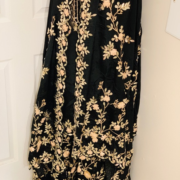 Embroidered shirt,dupatta and lehanga - Picture 8 of 15